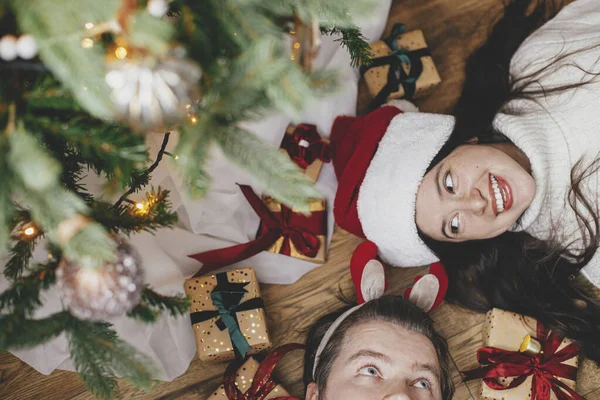 Boldog Karácsonyt Kellemes Ünnepeket Boldog Fiatal Család Fekszik Karácsonyi Ajándékokkal — Stock Fotó