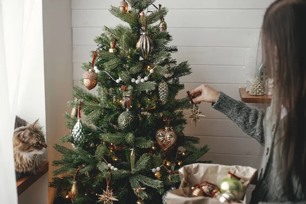 Hände Schmücken Weihnachtsbaum Mit Stilvoller Christbaumkugel Stimmungsvollem Festraum Frohe Weihnachten — Stockfoto