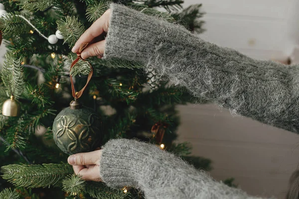 Hände Schmücken Weihnachtsbaum Mit Stilvoller Christbaumkugel Stimmungsvollem Festraum Frohe Weihnachten — Stockfoto