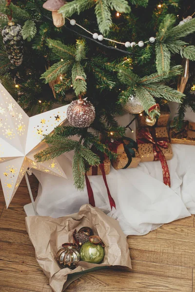 Lådan Med Julgranskulor Stämningsfullt Festligt Rum Julgranen Dekorera Julgran Med — Stockfoto