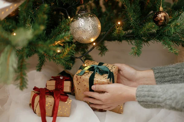 Stilvolles Weihnachtsgeschenk Händen Unter Dem Weihnachtsbaum Mit Lichtern Frohe Weihnachten — Stockfoto