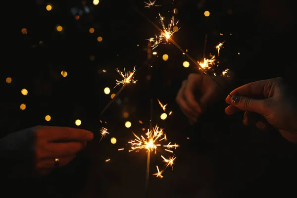 Mãos Segurando Fogos Artifício Contra Luzes Natal Quarto Escuro Feliz — Fotografia de Stock