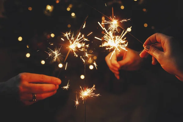 Feliz Año Nuevo Amigos Celebrando Con Bengalas Ardientes Las Manos — Foto de Stock