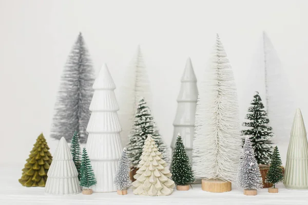 Feliz Natal Boas Festas Pequenas Árvores Natal Elegantes Fundo Branco — Fotografia de Stock