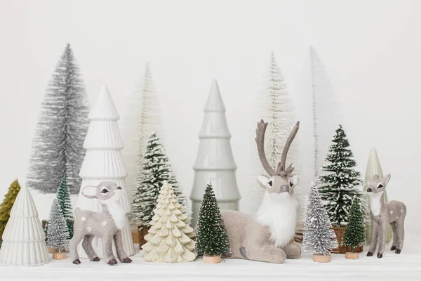 Pequenas Árvores Natal Elegantes Brinquedos Renas Fundo Branco Feliz Natal — Fotografia de Stock