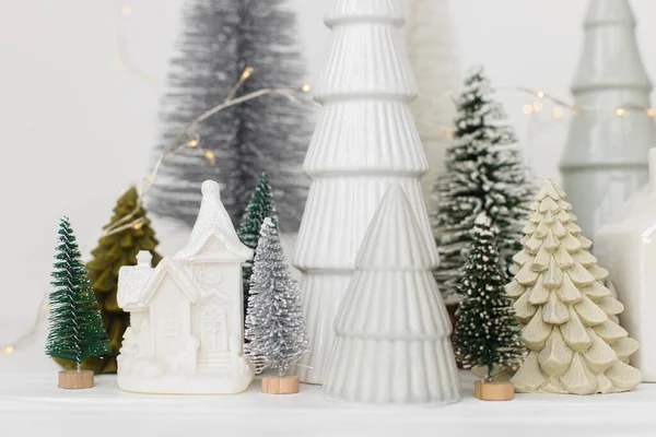 Σύγχρονη Χριστουγεννιάτικη Σκηνή Μινιατούρα Χιονισμένο Χωριό Λευκό Τραπέζι Καλά Χριστούγεννα — Φωτογραφία Αρχείου