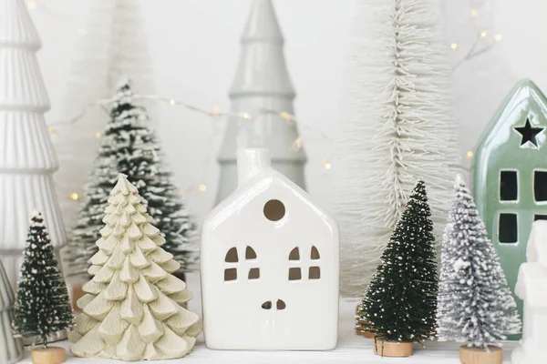 Feliz Natal Pequenas Árvores Natal Elegantes Decorações Casa Mesa Branca — Fotografia de Stock