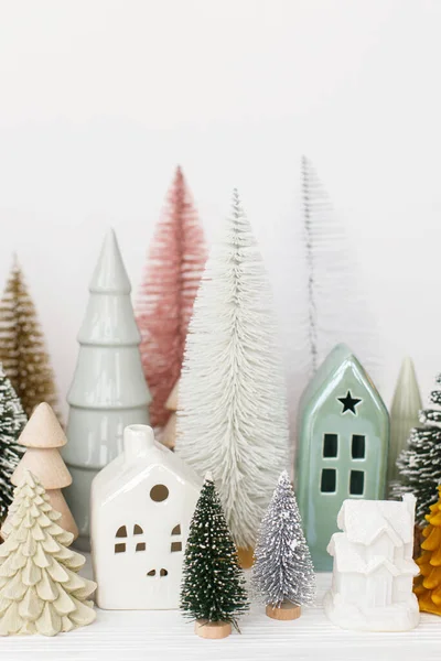 Σύγχρονη Χριστουγεννιάτικη Σκηνή Μινιατούρα Άνετο Χιονισμένο Χωριό Κομψά Μικρά Χριστουγεννιάτικα — Φωτογραφία Αρχείου