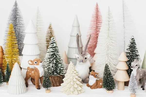 Pequenas Árvores Natal Elegantes Brinquedos Renas Fundo Branco Cena Festiva — Fotografia de Stock