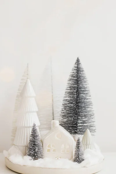 Χειμώνας Hygge Ζεστή Χριστουγεννιάτικη Σκηνή Μινιατούρα Χιονισμένο Χωριό Λευκό Τραπέζι — Φωτογραφία Αρχείου