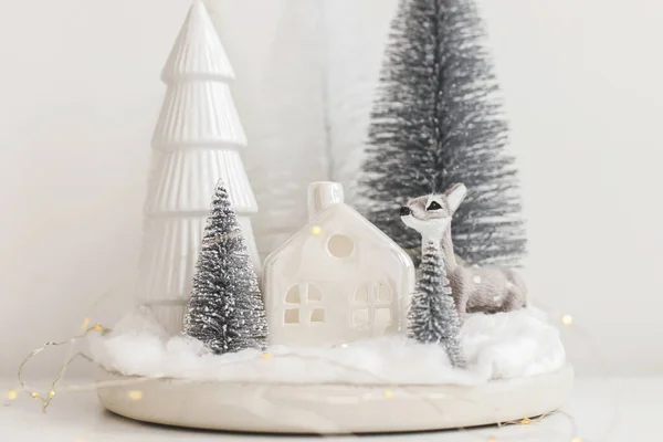 Καλά Χριστούγεννα Κομψά Χριστουγεννιάτικα Δέντρα Και Παιχνίδια Ταράνδων Λευκό Τραπέζι — Φωτογραφία Αρχείου
