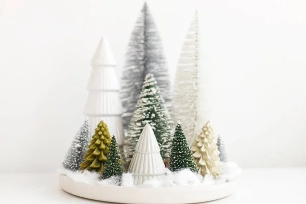 Feliz Natal Boas Festas Pequenas Árvores Natal Elegantes Prato Mesa — Fotografia de Stock