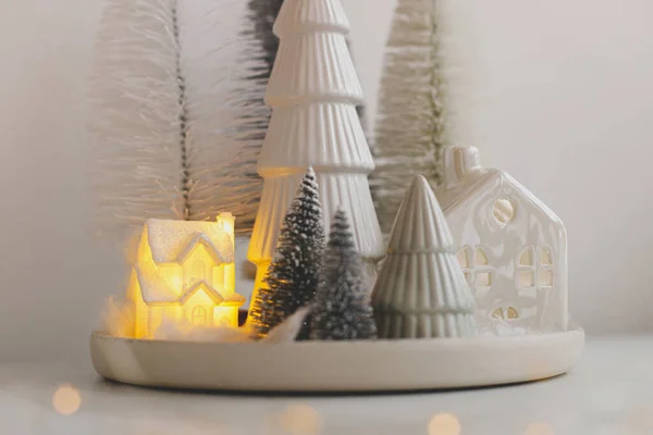 Feliz Natal Pequenas Árvores Natal Elegantes Casa Mesa Branca Hígge — Fotografia de Stock