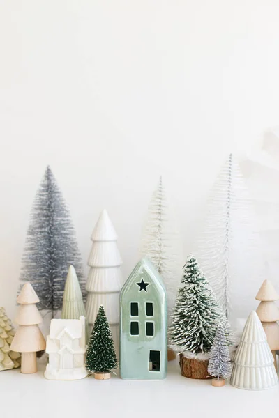 Feliz Natal Pequenas Árvores Natal Elegantes Casas Decorações Mesa Branca — Fotografia de Stock