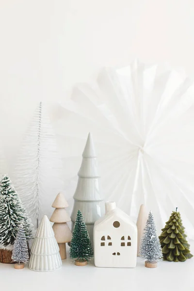 Cena Natal Moderna Aldeia Nevada Miniatura Mesa Branca Feliz Natal — Fotografia de Stock