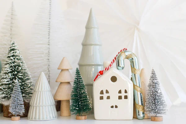 Κομψά Χριστουγεννιάτικα Δέντρα Σπίτια Και Ζαχαροκάλαμα Λευκό Τραπέζι Καλά Χριστούγεννα — Φωτογραφία Αρχείου