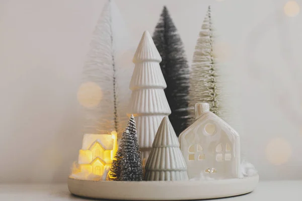 Téli Hygge Hangulatos Karácsonyi Mágikus Jelenet Miniatűr Havas Falu Fényekkel Stock Kép