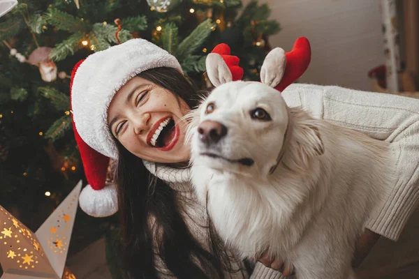 Frohe Weihnachten Glückliche Frau Mit Weihnachtsmannmütze Umarmt Lustigen Weißen Dänischen — Stockfoto