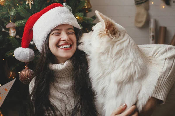 Joyeux Noël Femme Heureuse Dans Chapeau Père Noël Étreignant Chien — Photo