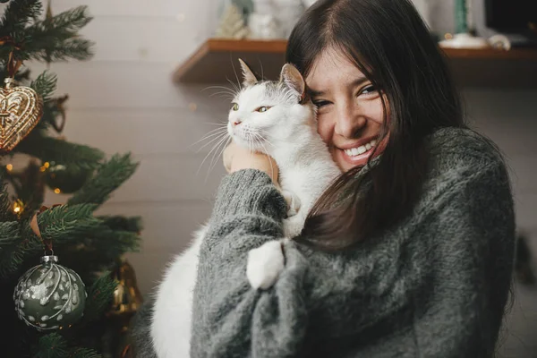 Joyeux Noël Femme Pull Confortable Étreignant Chat Mignon Près Arbre — Photo