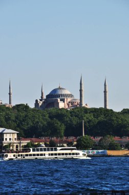 İstanbul 'un Boğaz' dan panoramik manzarası. Süleyman Camii. Bir zevk gemisi boğazda seyrediyor. 06 Temmuz 2021, İstanbul, Türkiye.