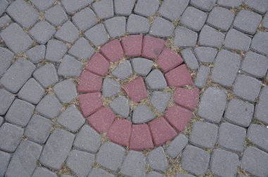 Arka plan, doku. İki renkli kare kaldırım taşları, daire şeklinde dizilmiş. Arkaplan, doku, tasarım.