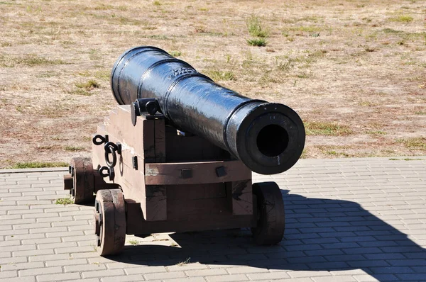 木製の車輪の上に古い鋳鉄大砲 木製の銃の馬車に大砲 — ストック写真