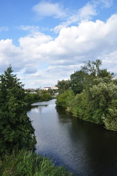 Flussbiegung Blick Auf Den Fluss Mit Zugewachsenen Ufern Schöne Wolken — Stockfoto