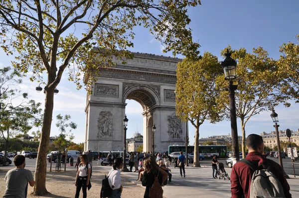 Paris 'teki Zafer Takı manzarası. Sokaktaki insanlar. 20 Eylül 2018, Paris, Fransa.