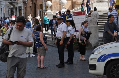 Roma sokaklarındaki polis bir turistin sorusunu yanıtlıyor. Şehir panoraması. ... 12 Haziran 2019, Roma, İtalya.