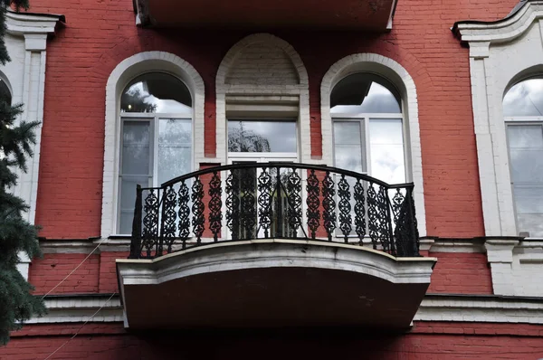 Eski Tuğladan Yapılmış Güzel Bir Balkon Açılış Metal Siperli Balkon — Stok fotoğraf