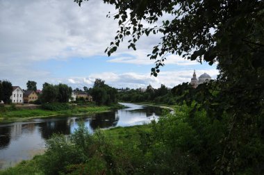 Nehir kıvrımının panoramik görüntüsü. Eski manastır ve konut binalarının kubbelerinin manzarası.
