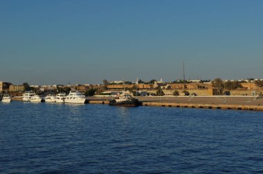 Limanın denizden panoramik görüntüsü. Rıhtımda gemiler var. 4 Eylül 2010, Sharm El Sheikh, Mısır.
