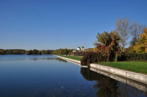 Vue Panoramique Sur Étang Clocher Les Rives Étang Avec Cadre — Photo