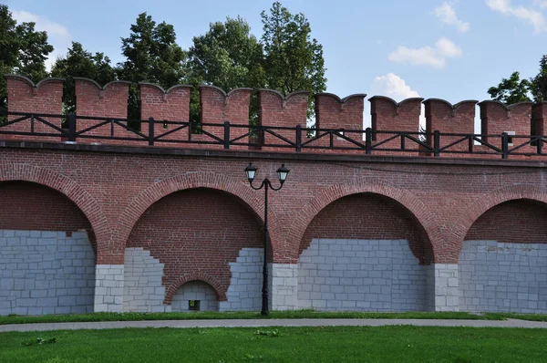 Vecchio Muro Mattoni Con Una Passerella Lungo Cima Del Muro — Foto Stock