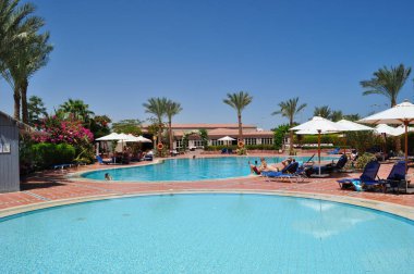 Tatilcilerle birlikte havuzun panoramik manzarası. Palmiye ağaçları ve güneşli bir gün. Eylül 05, 2010. Sharm El Sheikh, Mısır.
