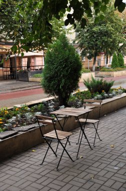 Bir kafede masa ve sandalyeler. Sokak Kafe 'si. 02 Eylül 2021, Orel, Rusya.