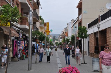 Pineda de Mar alışveriş caddesinde turistler. 18 Haziran 2013, Pineda de Mar, İspanya.