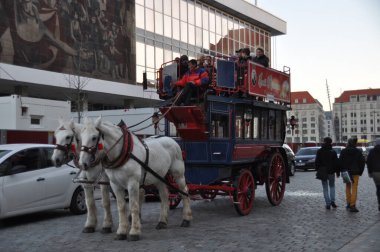 Turistler için büyük bir otobüs. Sokak boyunca at arabası. ... 31 Ekim 2018, Dresden, Almanya.