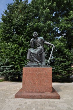 Şehir heykeli. Mimar Fedor Kon. Rusça mermer kaidedeki yazı mimar Fyodor Kon. 08 Eylül 2020, Nizhny Novgorod, Rusya.