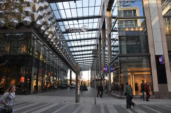 Modern bir mağazanın iç cam galerisinin görüntüsü. 31 Ekim 2018, Dresden, Almanya.