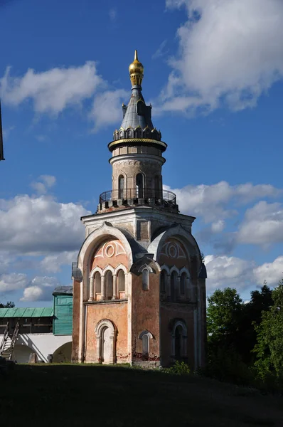 Kandelaarstoren Van Het Borisoglebsk Klooster Toren Achtergrond Van Bewolkte Lucht — Stockfoto