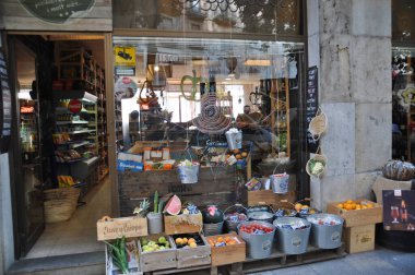 Sokakta kovalar ve kutular içinde meyveler. Sebze ve meyve satan bir dükkan. 22 Haziran 2013, Girona, İspanya.