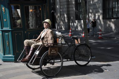Balmumu heykel. Balmumu müzesinin önündeki bisikletin üzerindeki balmumu heykel. 22 Haziran 2013, Girona, İspanya.