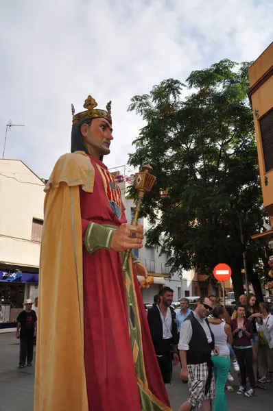 サンフアンのごちそう 頭に王冠を被った男の大きな姿 2013年6月24日スペイン ピネダ — ストック写真