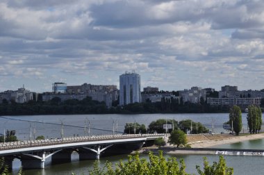 Voronezh şehrinin panoramik manzarası. Körfezin üzerindeki köprü ve modern şehir evlerinin manzarası.