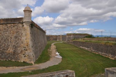 Eski kalenin panoramik manzarası. Kulesi olan tuğla duvar. Kalenin üzerindeki bulutlar.