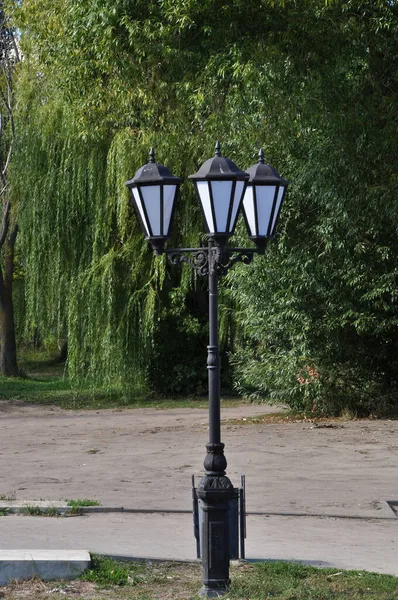 Mooie Verlichte Lantaarn Lantaarn Met Drie Lampen Het Stadsplein — Stockfoto