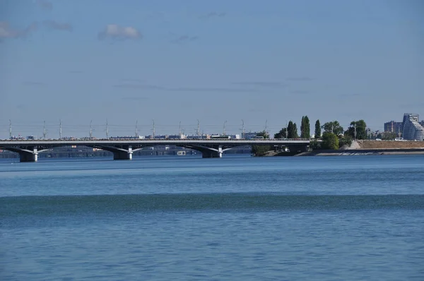 Панорамний Вид Річку Великий Дорожній Міст Сонячний Осінній День — стокове фото