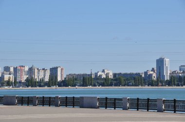 Öğleden sonra şehrin panorama 'sı. Toprak seti, nehir ve modern şehir evleri manzarası.